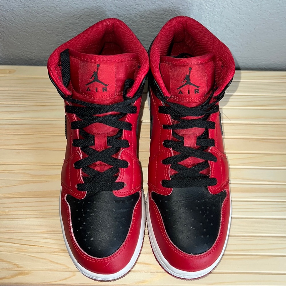 Air Jordan 1 Mid GS ‘Reverse Bred’